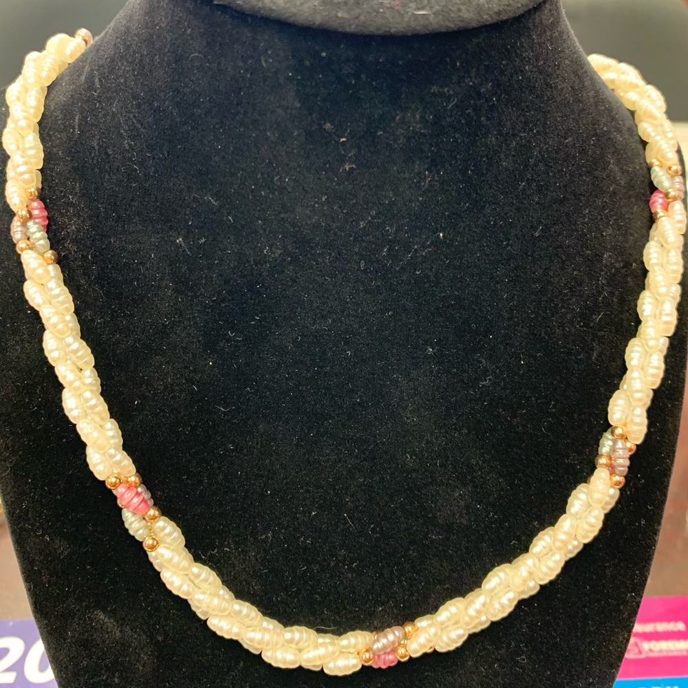 Vintage ladies twisted pearl necklace